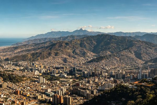 Venezuela 7-Day Travel Itinerary: Angel Falls + Los Roques + Caracas Complete Guide